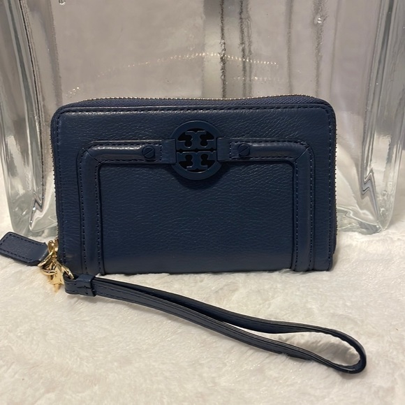 Handbags - Nwot Blue wristlet